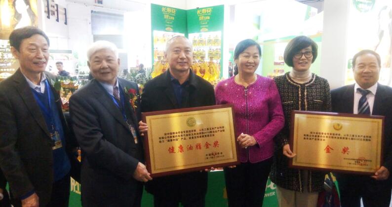 長(zhǎng)壽花金胚玉米油、稻米油雙雙榮獲糧油行業(yè)品質(zhì)金獎(jiǎng)